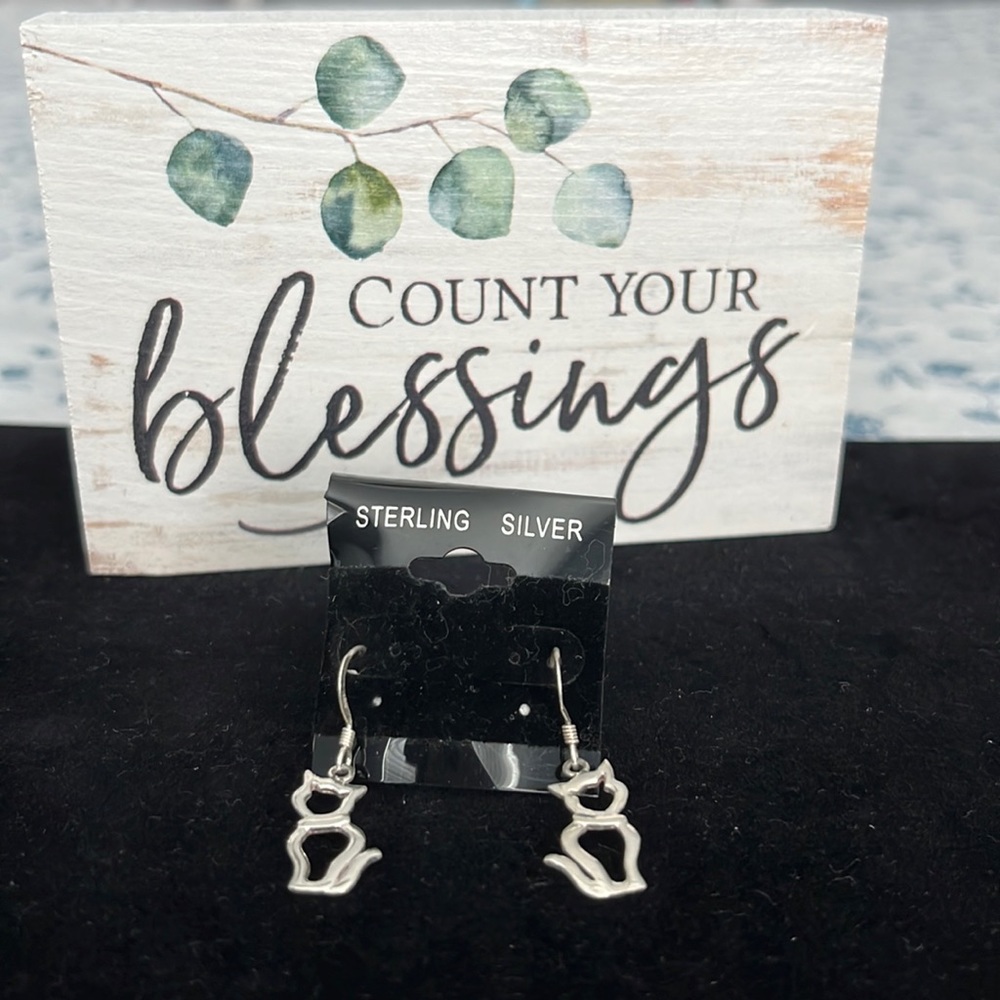 Cute Sterling Silver Cat Lover New Unique Dangling Cat Earrings. ❤️